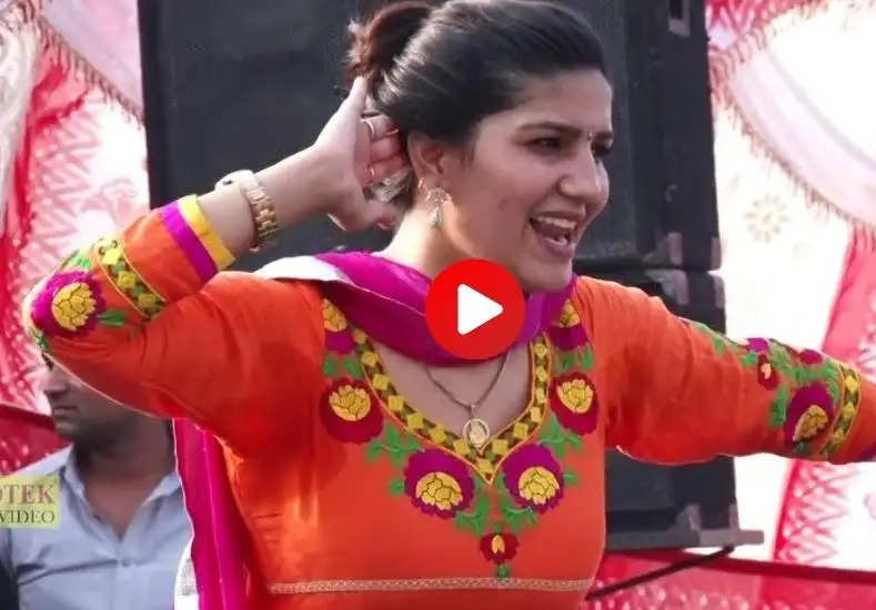 Sapna Chaudhary ने डांस से स्टेज पर मचाया हंगामा, लोगों को किया मदहोश