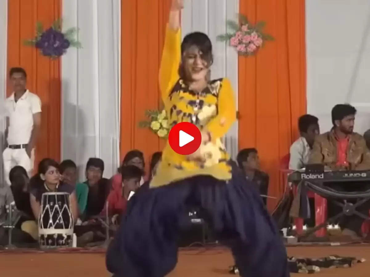 Gori Nagori Dance: डांस करती स्टेज पर झूकी गोरी नागोरी, देख बूढ़ों हिलाने लगे...