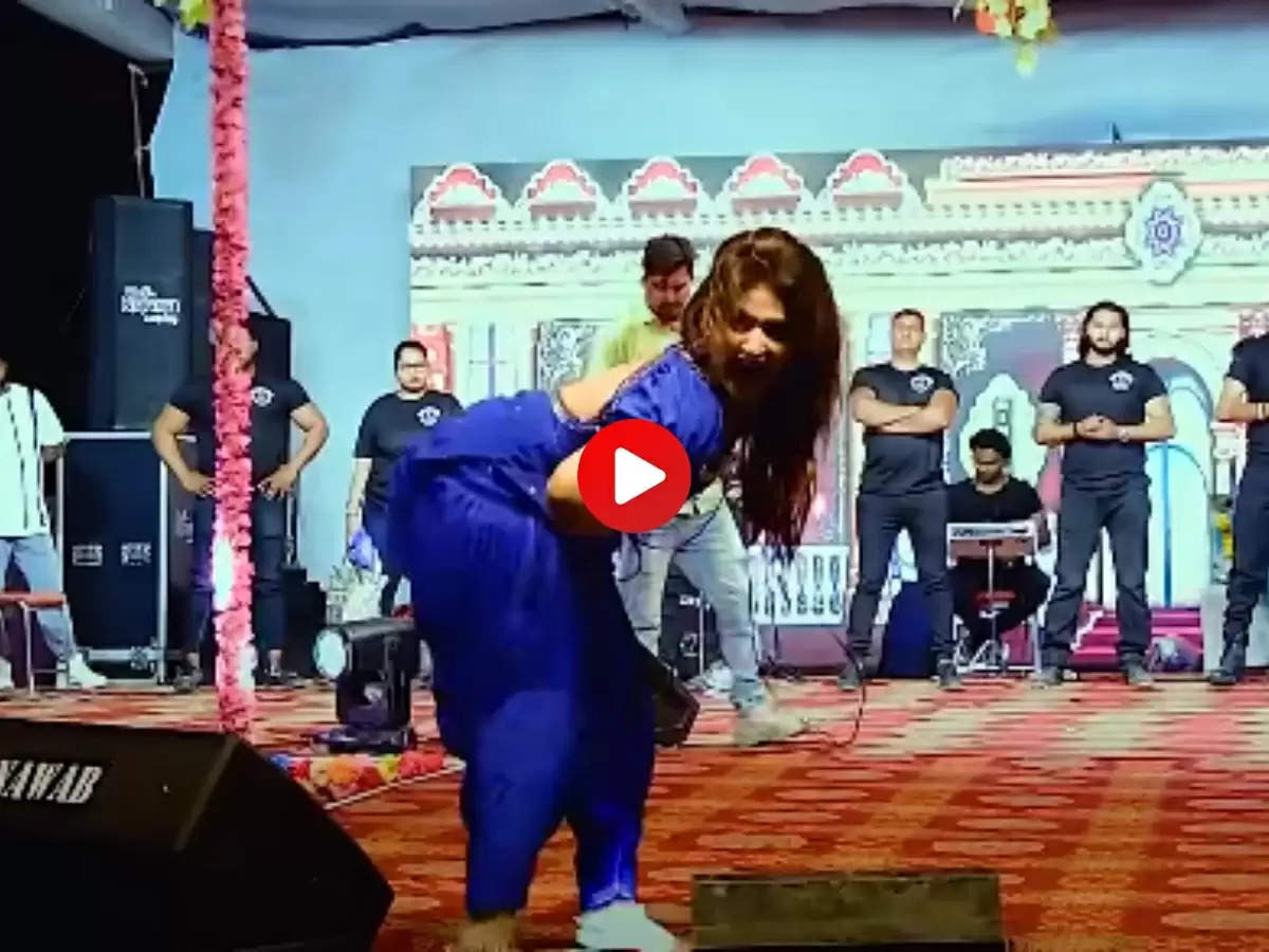 Gori Nagori Dance: गोरी ने स्टेज शो में बदन से हटाई चुन्नी, ठुमके लगाती को देख बेहाल हुए बूढ़ें
