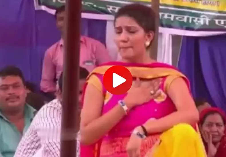 Sapna Chaudhary ने लाइव शो में मचाई धूम, घाघरे में लगाए स्टेजतोड़ ठुमके