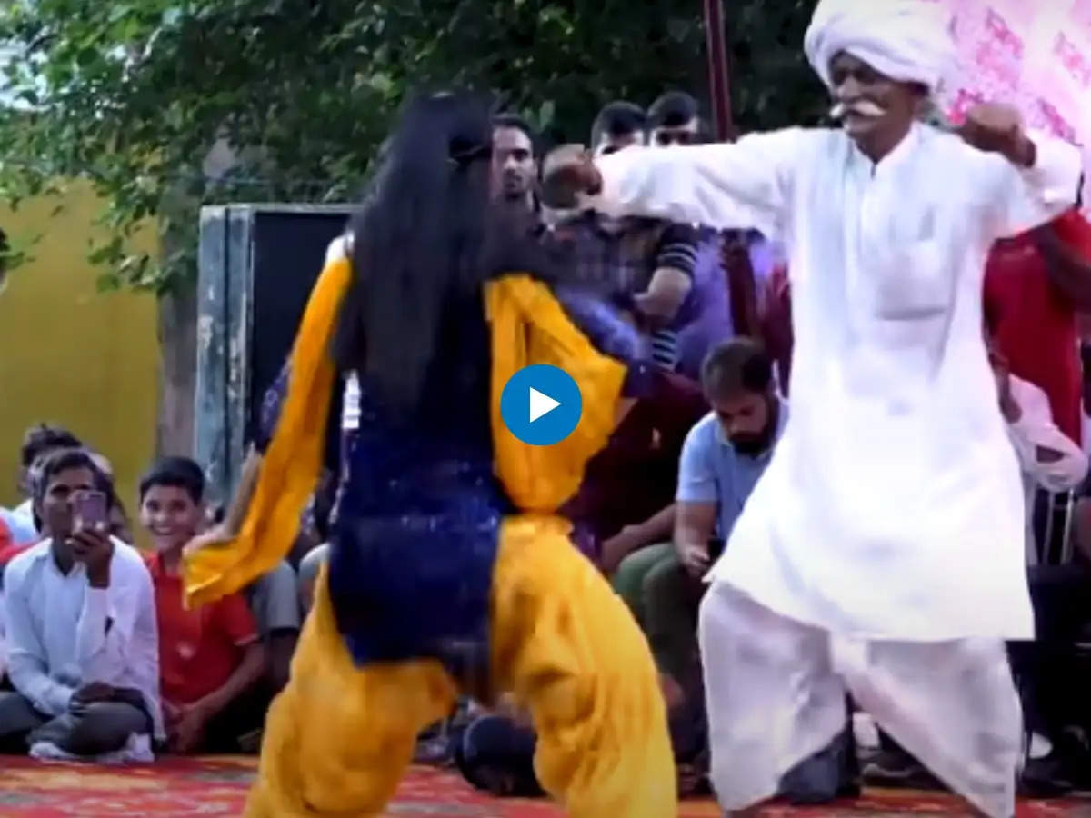 Haryanvi Dance: एक लड़की ने स्टेज पर किया जबरदस्त डांस, बदन देख पास आया ताऊ