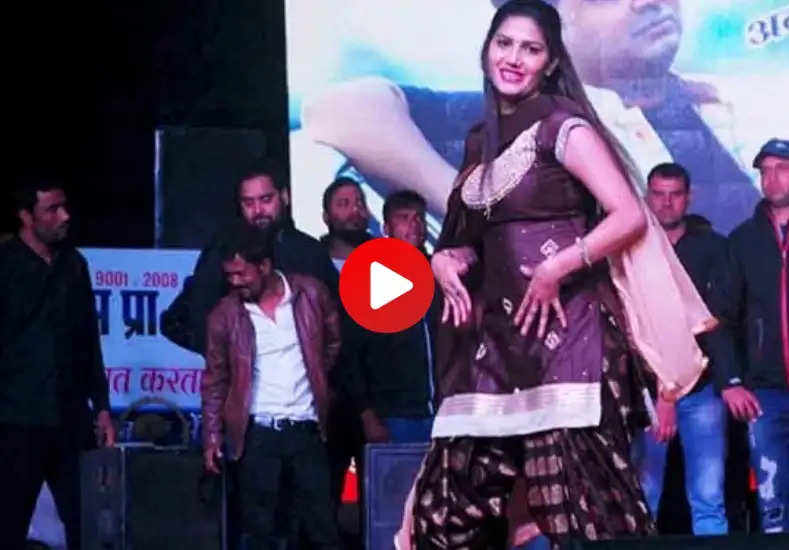 Sapna Chaudhary ने स्टेज पर फिट सूट में लगाए ठुमके, हवा कसूती पर लहराई कमरिया