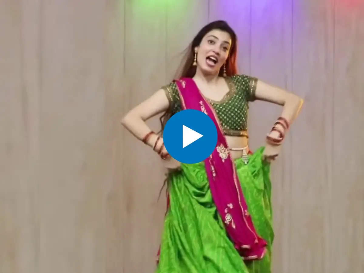 Desi Bhabhi Dance देसी भाभी ने हरे रंग की साड़ी में लगाया ठुमका वायरल हुआ वीडियो 