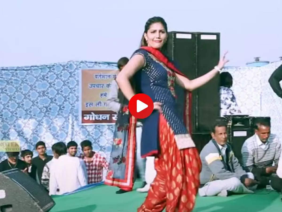 Sapna Choudhary Dance: ऑरेंज सूट में सपना चौधरी के डांस ने मचाया तहलका, बड़े-बूढ़ों हुए दीवाने