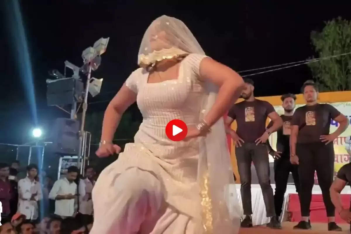 Haryanvi Stage Dance : सिर पर दुपट्टा लेकर डांसर गोरी नागोरी ने लगाएं ठुमके, लाखों की भीड़ हुई बेकाबू