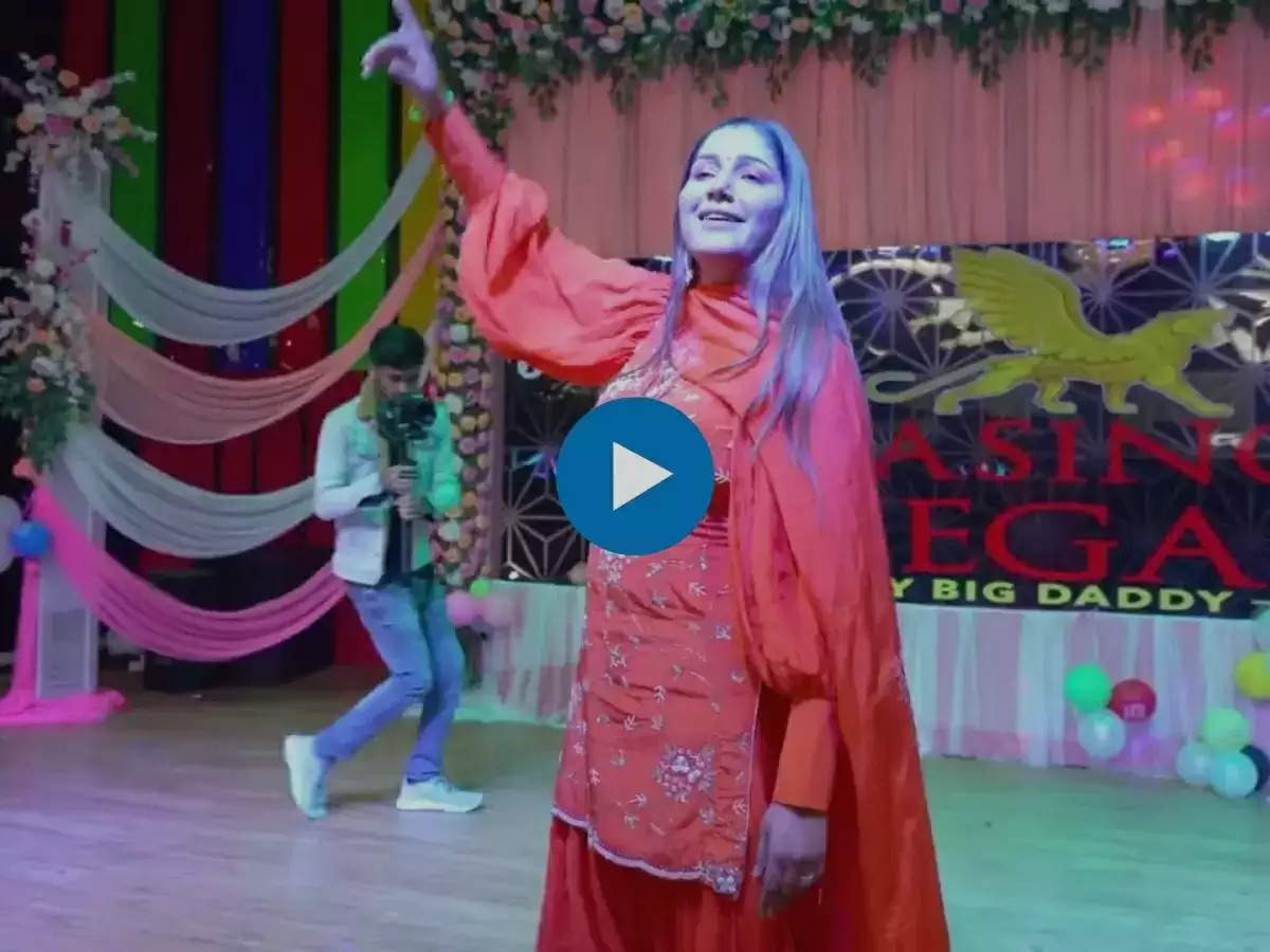 Viral Dance Video: लाल सूट में सपना चौधरी ने किया कमरतोड़ डांस, दिख गया ये अंग