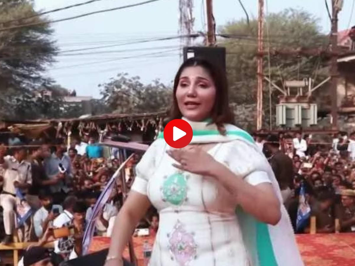 Sapna Chaudhary Viral सपना चौधरी ने स्टेज पर आते ही किए ऐसे इशारे तन बदन में लगी आग